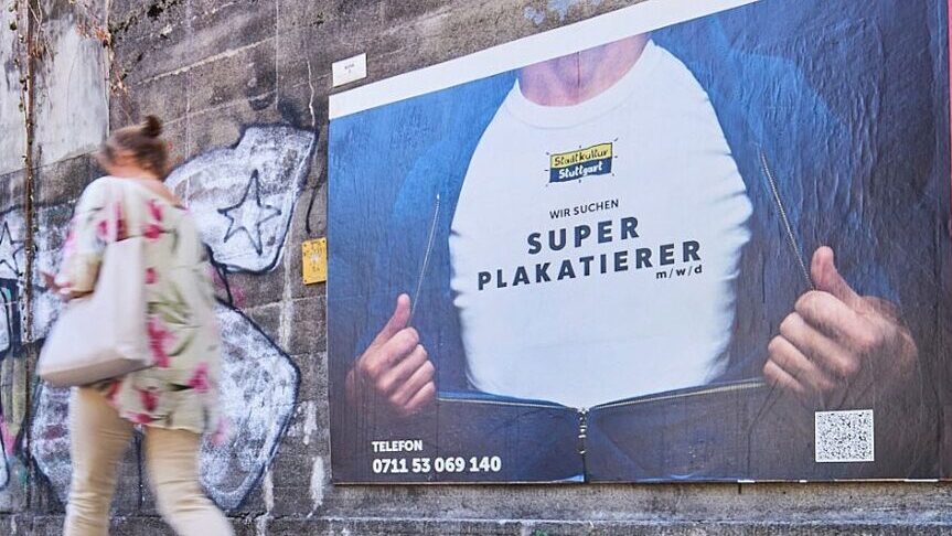 Plakatierung an Bahnbrücken in Stuttgart - Stellenangebot