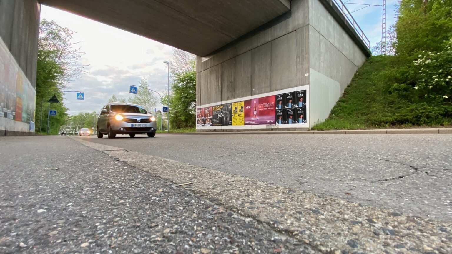 Plakatwerbung in Ludwigsburg unter einer Bahnbrücke
