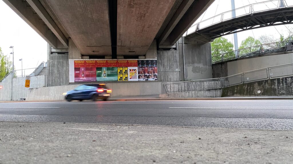 Plakatwerbung in Bietigheim-Bissingen an einer Bahnbrücke