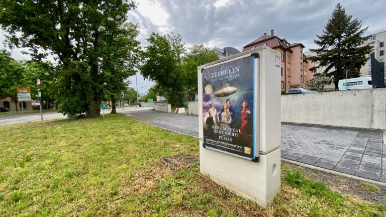 Plakatwerbung für das Zeppelin Musical in Stuttgart