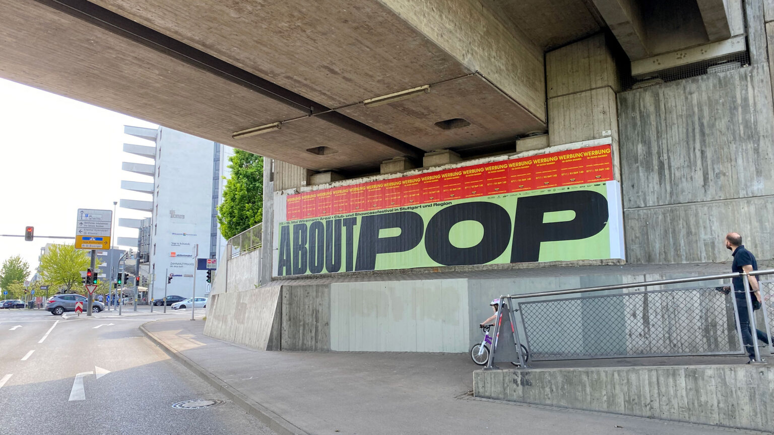 Riesige StreetFance Außenwerbung für About POP in Bietigheim-Bissingen