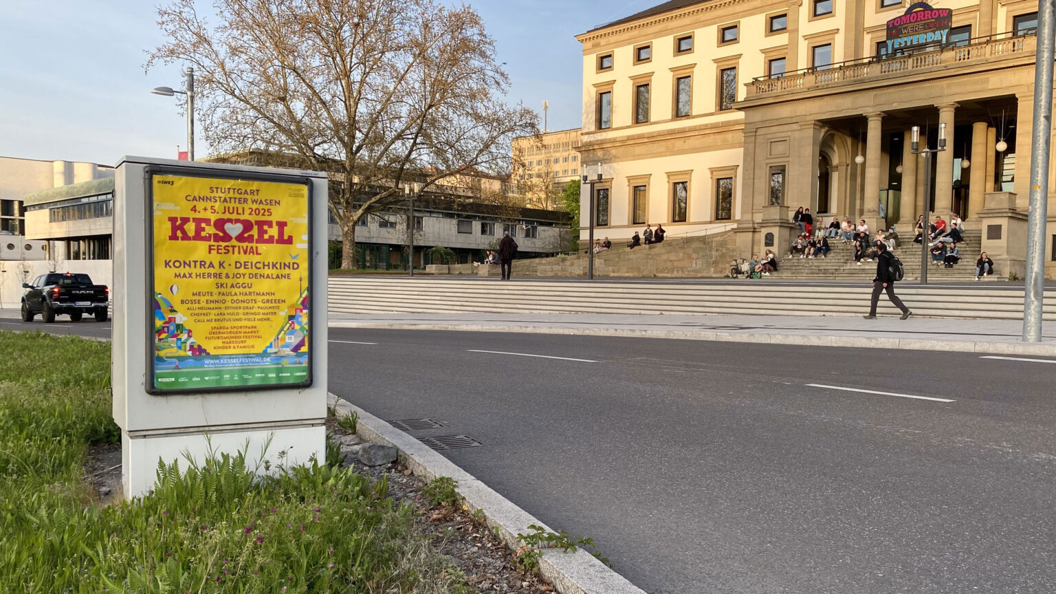 Moskito Werbung am Chrarlottenplatz in Stuttgart vor der früheren Stadtbibliothek vom Kesselfestival 2025